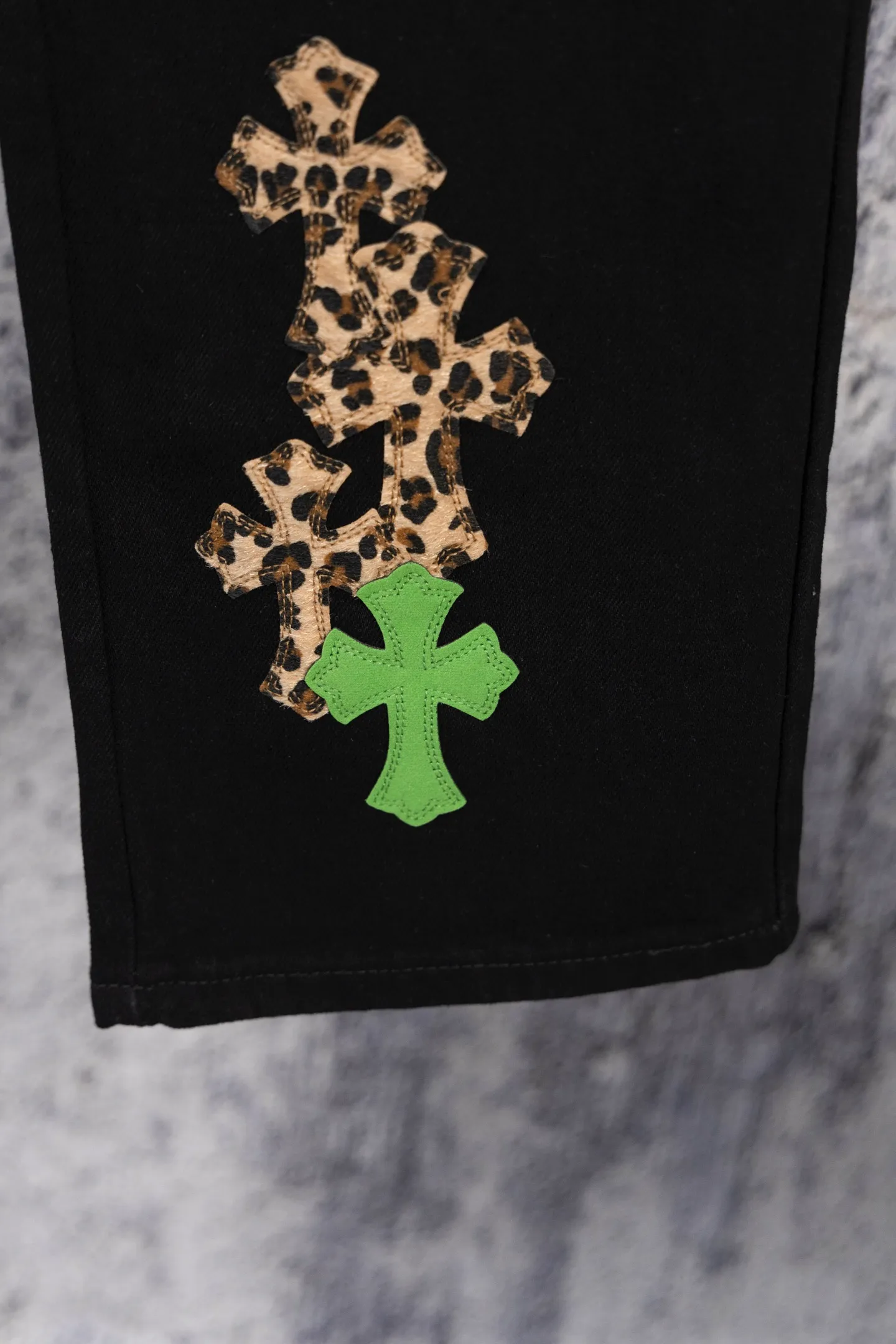 P240 CH Chromehearts green leopard print cross patchwork leather black jeans, priced at 34W level, patchwork cross pattern embellishment, washed jeans! ! An absolutely high-end luxury product, a 1.9W-level god-level single product, a super popular product, made by top heavy industry, a magic weapon that cannot be missed! [About Zangyin] This is an extremely luxurious fashion brand that can also be called the aristocracy of the high street. It has always been an exclusive brand for some hipsters or rich second generations. Compared with ordinary high streets, it is more luxurious and noble. Compared with luxury brands, it is more fashionable and individual. It has always been a brand that I have a special liking for. [Top heavy industry fashion design] Consistently high-street luxury style. Speaking of this style, the Zangyin family and GU family are definitely the leading representative brands. Especially the Zangyin family has really achieved a state-of-the-art effect in creating high-street style. The unique washed material is used to create this style. The color system is already quite eye-catching. After it is decorated with patchwork cross flowers, it cleverly highlights the charm of the brand. Secondly, this style uses classic The high-waist cutting design highlights the long legs and fashionable temperament of the upper body. The brand is highly recognizable and the slim fit configuration is more suitable for daily wear. It is a product that interprets personality, fashion, and specifications at a glance. This single product is enough to make any fan excited. It can be a white T-shirt for a youthful college style, or a tight suspender for a royal style. It has strong matching ability and can be easily controlled by men.  [Materials and craftsmanship] Needless to say, this point goes without saying. As an excellent craftsman brand, Zangyin’s requirements for details and craftsmanship are really perfect. The washed color of this model has gone through so many processes, not to mention the embellishment of denim appliques. It is also purely hand-made and sewn. Just like what they believe in, only hand-made things have soul and have the meaning of wear. A top-notch heavy-duty fashionable denim item, I look forward to your perfect interpretation! !  Color: black Size: 30-36